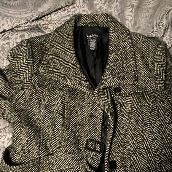 Chic Herringbone Trench Coat in Black and White - Picture 8 of 9